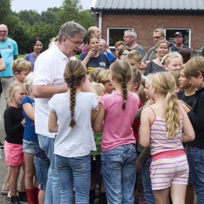 PIGGYS PALACE ERIC STEGINK OPENDAG 404949 Erik Stegink ontvangt kinderen (van het COA) tijdens open dag op Piggy's Palace in Bathmen (Ov.) om ze kennis te laten maken met de varkenshouderij.
